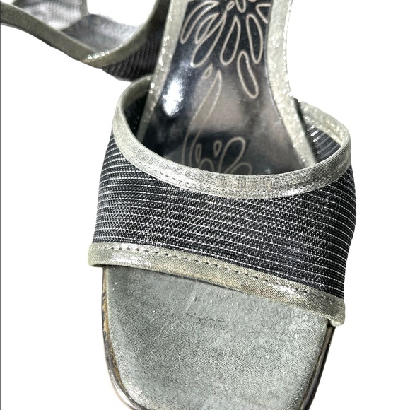 NWOT Charles David Silver Wedge with Silver Mesh Band & Solid Silver Heel - Picture 3 of 6